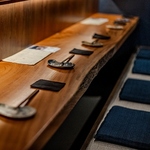 カウンター10席、テーブル席10席の全てが掘りごたつ。木の温もりを感じる店内で、ゆっくり楽しめます