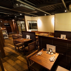 ●間仕切りパーテーションあり♪テーブル席●【2～20名様】お隣のお客様との間にローパーテーションございます。開放感あるオープンフロアが好きな方のお席です。ゆっくりお食事をお楽しみいただけます。※それ以上のご宴会もご対応可能♪お電話でもお問合せください！