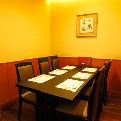 少人数でのご利用に最適な洋間の個室です◎4～6名様で使えるお部屋を2室ご用意しました♪プライベート感たっぷりの空間は、女子会やご家族での記念日など、大切なシーンを彩るのにぴったりです。