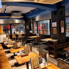 【広々ゆったりフロア】広々とゆとりのある、オシャレで落ち着いた店内で、ゆったりとお食事をお楽しみくださいませ。隣のお席との間隔もしっかり確保されているため、安心してお過ごしいただけます。都会の隠れ家のような空間が魅力です。