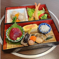 和の素材がぎゅっと詰まったランチ限定お楽しみ二重箱