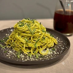 【バジル香る】チキンの旨みやカシューナッツを加えて仕上げた爽やかなごちそうパスタ緑の風ジェノベーゼの写真