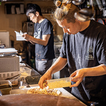 ピザ・お肉・季節野菜丁寧に焼き上げます。石窯から立ち上る香ばしい音と香りが食欲をそそる！
