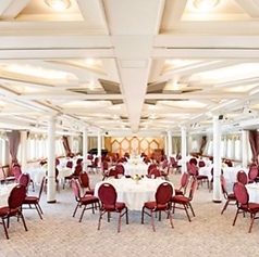 【モデルナ】個室 エンペラー:ステージ(舞台)と常設ピアノを備えた、広々とした個室です◎AMP(マイク4本、CD・MDプレイヤー)も完備しており、特別なイベントやパーティーに最適。豪華な空間で思い出に残るひとときをお過ごしください。