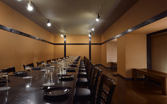 【個室　蔵】36名さままでご利用いただけます。※20名さま以上飲み放題付きコースメニューをご注文で貸し切りとなります。