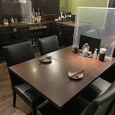 2名様から4名様が対応可能なテーブル席です。落ち着いた空間で、会社の飲み会、ご家族の食事、女子会や打ち上げなど、様々なシーンでご利用いただけます。