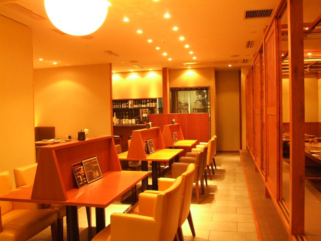 開放的な空間は全70席。落ち着いた雰囲気でご夕食を…。