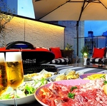 夜風にあたりながらBBQできる開放感のあるテラス席♪会社仲間やお友達と贅沢なひとときを過ごせます