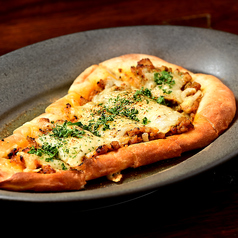 キーマカレーのナンピッツァ