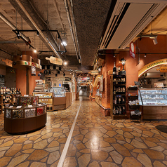 洞窟のような隠れ家的な空間。落ち着いた雰囲気でイタリア厳選のワインを堪能ください！！