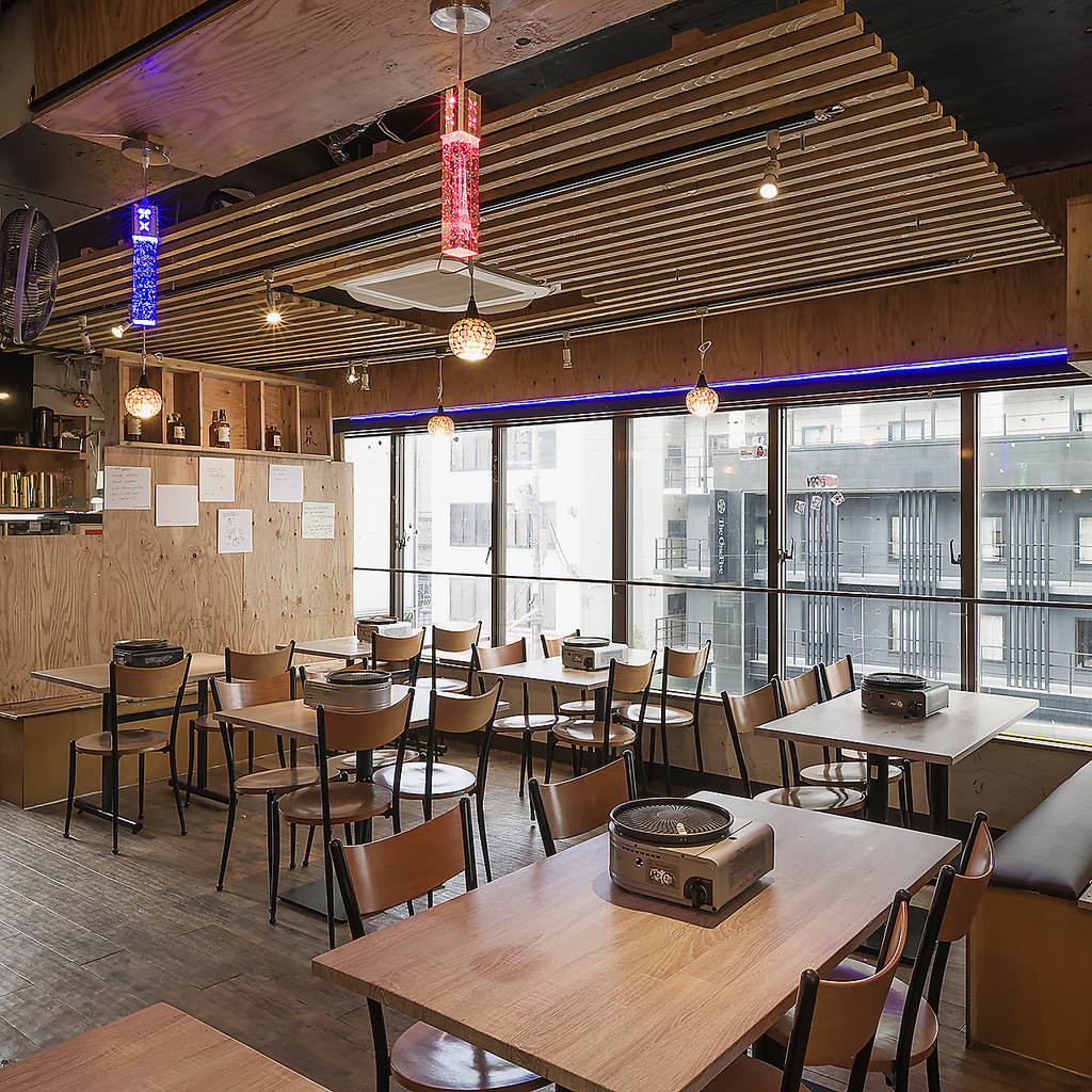 明るく開放的な店内です