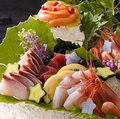料理メニュー写真&nbsp;福井県越前漁港より毎朝仕入れる鮮度抜群の旬の魚を盛り込みます
