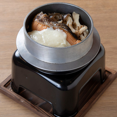鮭ときのこのバターチーズ釜飯