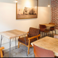 壁一面のギャラリーが生む開放感