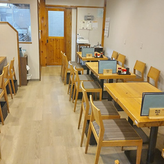 木のぬくもりが心地よい店内は、落ち着きもありつつ照明が明るいので、デートや少人数での飲み会にも最適です◎2名様用のテーブル席を8卓ご用意しており、プライベートな空間で自慢の串焼きとお酒をお楽しみいただけます♪楽しい宴のひと時をお過ごしください 。