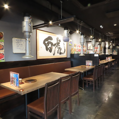 当店は店内の貸切も承ります。最大で66席ございますので、少人数から大人数まで、会社宴会や懇親会などの各種宴会には最適でございます。（事前にお電話ください。）
