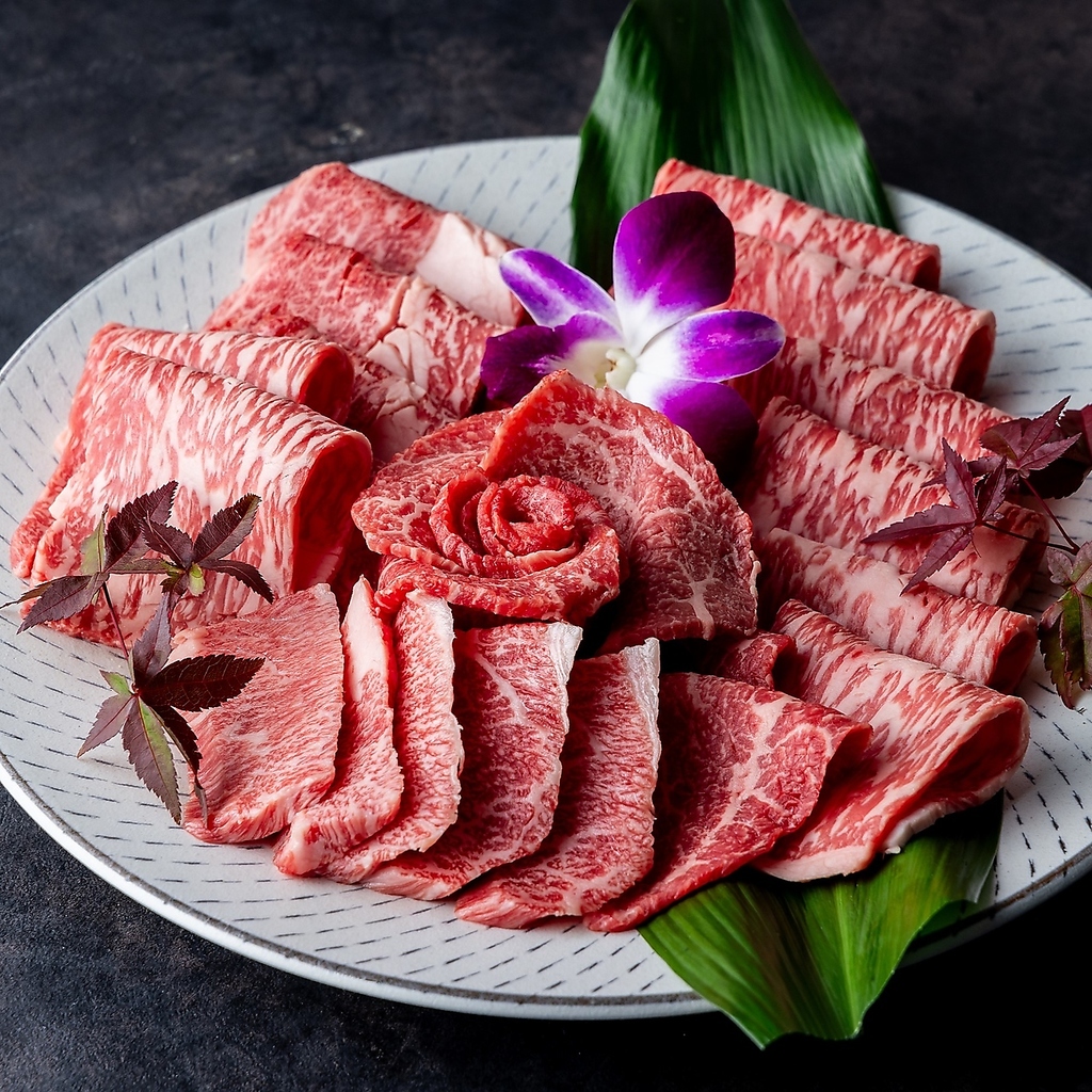 日本全国より仕入れた中から、高品質なブランド牛や和牛を使った焼肉を食べ放題でお楽しみ頂けます！
