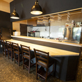 当店のカウンター席は、デートやご夫婦のお食事に最適な雰囲気を提供しております。料理人の手元を間近で楽しみながら、心温まる料理を味わうことができる特別な空間です。カウンター席での会話は、距離感を縮め、思い出に残るひとときを演出します。