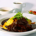 料理メニュー写真&nbsp;【一番人気】自家製ポークシチューオムライス 1,800円（税込 1,980円）