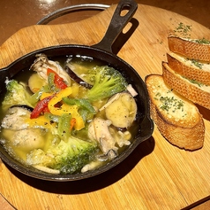 牡蠣と季節野菜のアヒージョ
