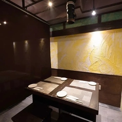 お仕事終わりの一杯や鹿児島観光のお食事にお使いいただけるテーブル席。黒を基調としたシックな雰囲気の店内で、ゆったりとお食事をお楽しみください。お席を合体させて4名様でのご利用も可能です。