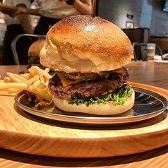 超粗びきパティが織りなす極上ハンバーガー＆ハンバーグの写真