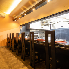 1階カウンター席。お仕事終わりや二次会などサク飲みにも最適です。