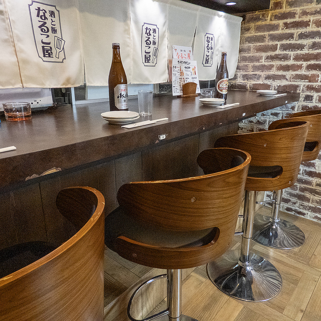 大人な色気が漂うカウンター。グラス片手に一人飲み♪仲良し女子同士で映え写真を撮るのも良しです。