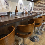 大人な色気が漂うカウンター。グラス片手に一人飲み♪仲良し女子同士で映え写真を撮るのも良しです。