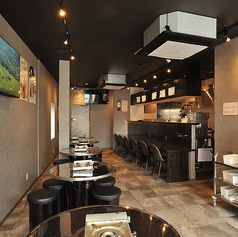 【カウンター　5席】調理や準備のライブ感も楽しめる広々カウンター。横並びで食事や会話もできてデート利用にも◎