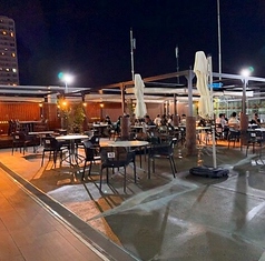 大規模なパーティーや企業宴会にも対応可能！150名以上での貸切利用ができる広々とした空間をご用意しています。開放感あふれる屋外で、気兼ねなく盛り上がれる特別な時間を演出いたします。ご希望に応じて演出やレイアウトのご相談も承ります。