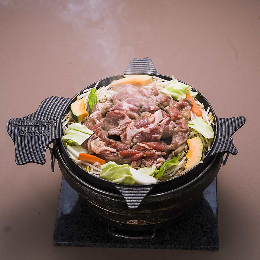 ひつじ家のジンギスカン鍋は、なんと北海道の形！中心で焼いたお肉の旨味が野菜にも染み込みます。