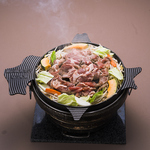ひつじ家のジンギスカン鍋は、なんと北海道の形！中心で焼いたお肉の旨味が野菜にも染み込みます。