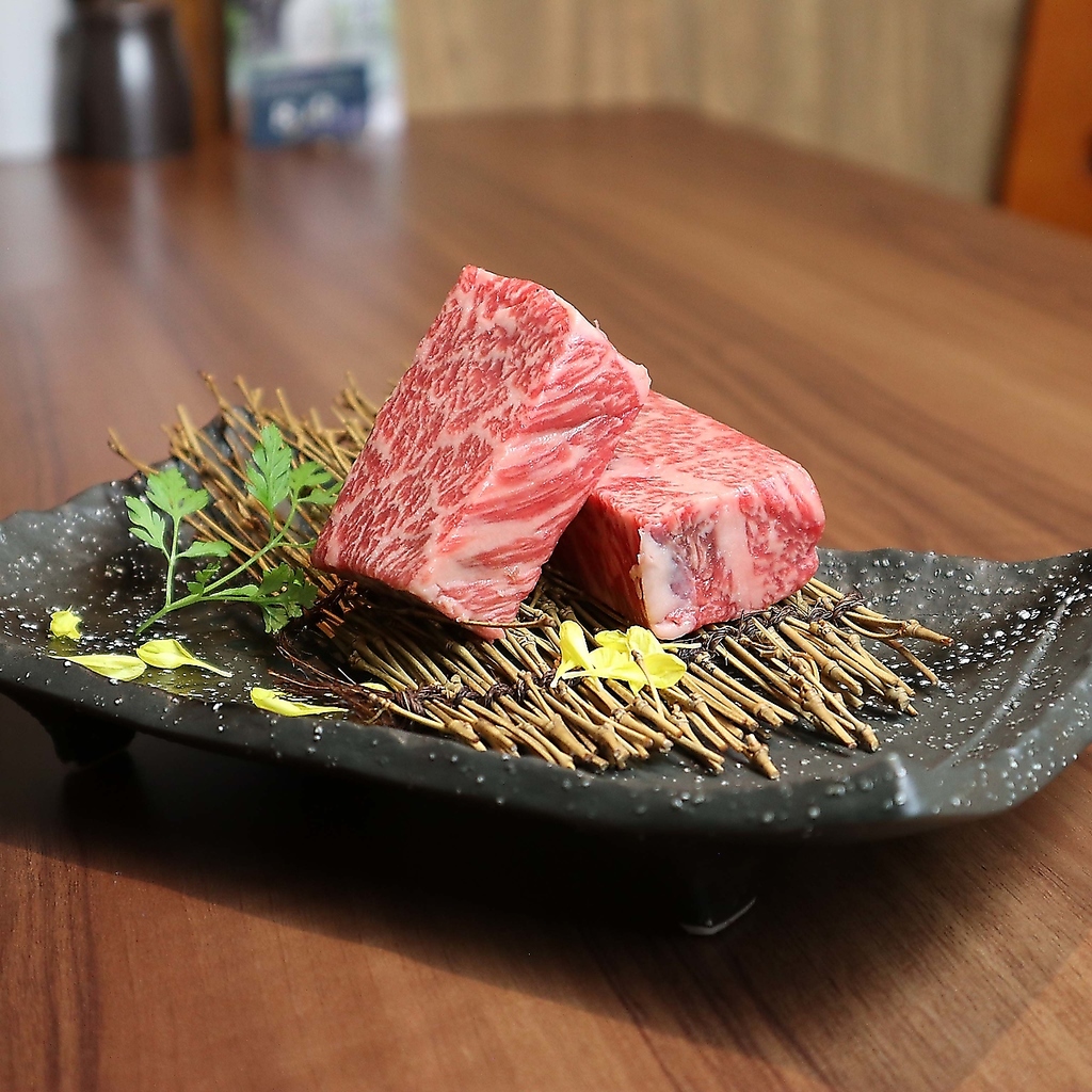 黒毛和牛のハネシタを厚切りカット！ミディアムレアでお召し上がりください！