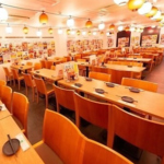 提灯が連なるお祭りのような明るい雰囲気の店内です♪貸切も承っております！