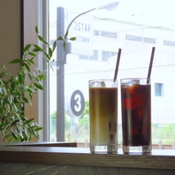 店内で挽きたてのコーヒーを楽しむ贅沢なひととき