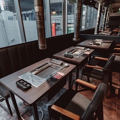 【テーブル席】2名～使えるテーブル席♪デートやお一人様でも使い易いっ!!様々なドリンクをご用意しております。ゆったりとしたソファと落ち着いた木目調のテーブルが、上質なリラックス空間を提供します。高性能の排煙設備でにおいを気にせず、梅田の街並みを眺めながらお食事を満喫。