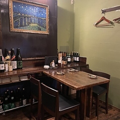 オシャレな空間の中、安心してお食事いただけるお席になっております。壁には絵画など個性的なアートが飾られた空間で、目にも楽しい時間をお過ごしください。