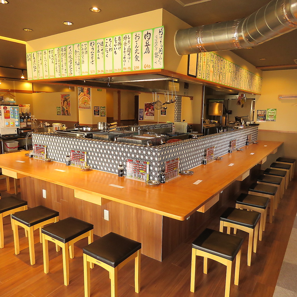 自慢のコの字カウンターは圧巻の22席！