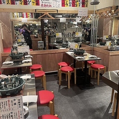 【宴会や飲み会に◎】8名様まで着席可能なテーブルあり！カジュアルでリラックスしながらお楽しみいただけます！