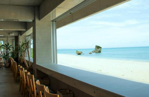 沖縄の映えカフェ♪広々とした海を見ながらお楽しみください
