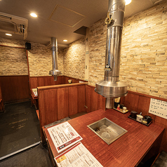 少人数のグループから大人数のご宴会まで対応しております。食べ放題のスタイルで、自分だけの組み合わせを楽しめるのが魅力です！スピーディーなサービスで、時間を気にせず心ゆくまで味わってください◎