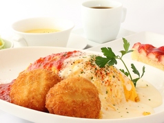 【彩り鮮やか】カニコロのクリーム＆トマトの2色ソースオムライス 1,780円（税込 1,958円）