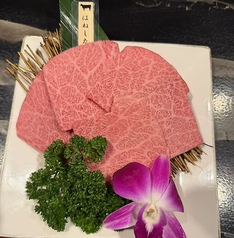 ハネシタ(ザブトン)(牛の肩ロースの下に位置し、しっかりとした食感と甘い脂の美しいサシが特徴です。)