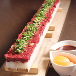 【桜肉のコリアンユッケ寿司】フルサイズは圧巻のビジュアル！見た目だけじゃなく味も抜群！
