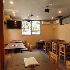 当店には4名様掛けのテーブルが4卓、2名掛けのテーブルが3卓ございます。ご友人同士の集まりでの飲みにも良し、会社などの各種宴会にも最適です!全てオープン席ですので開放感あり、ゆったりと楽しくお過ごしいただくことが出来ます◎