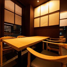 デザイナーが監修した和モダンな店内は接待や会食、ディナーにおすすめです。当店の焼鳥や創作料理と店主が厳選した数々の日本酒や焼酎などを広々とした寛ぎのテーブル席でお愉しみください。テーブル席は連結してご着席いただくことも可能です。