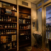 入り口から漂うこだわりの詰まった隠れ家Bar