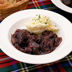 牛ほほ肉の赤ワイン煮込み　マッシュポテト添え