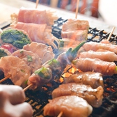 炭火焼や焼き鳥が自慢の居酒屋です。鮮度抜群の鳥に拘った焼き鳥は噛めば噛むほど旨味溢れます♪焼き鳥の塩とタレを両方食べたい、たくさん種類を食べたい、というお客様の為のとりのてつ魚町店♪